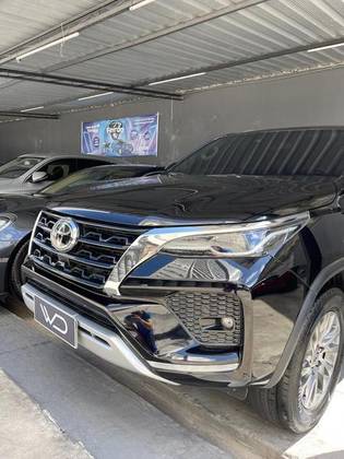 TOYOTA HILUX SW4 2.8 D-4D TURBO DIESEL SRX 7L 4X4 AUTOMÁTICO